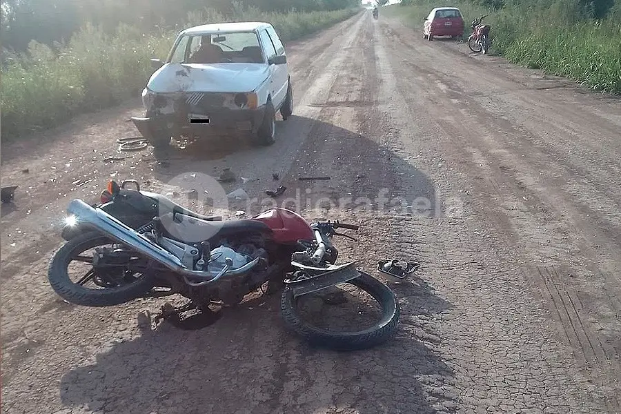 Fuerte accidente en un camino rural terminó con dos motociclistas gravemente heridos