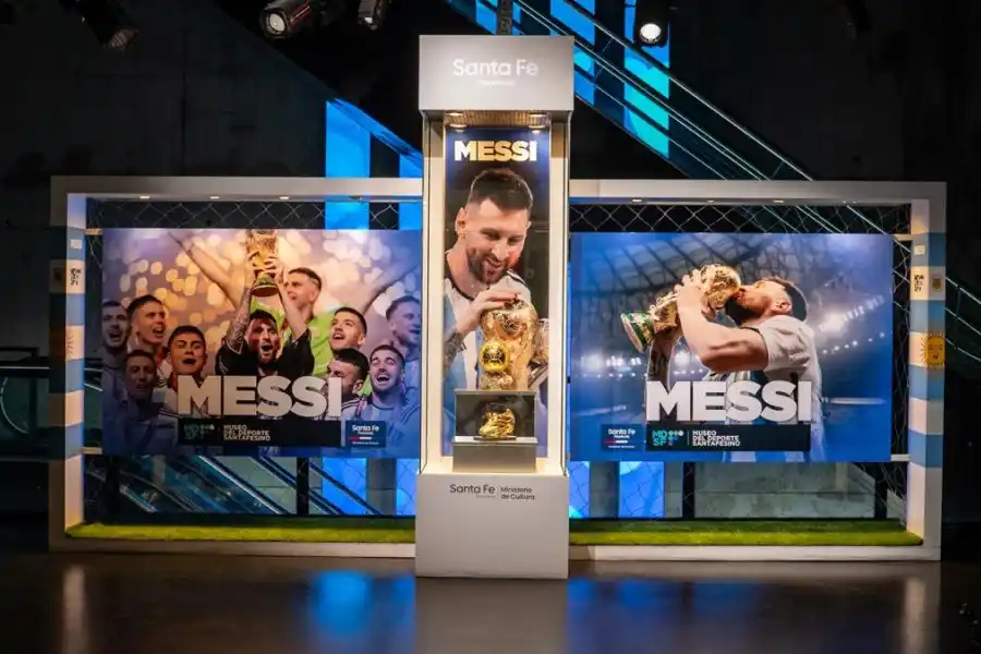 Exponen en Rosario retratos de Messi, Maradona y Kempes hechos con tierra de sus raíces