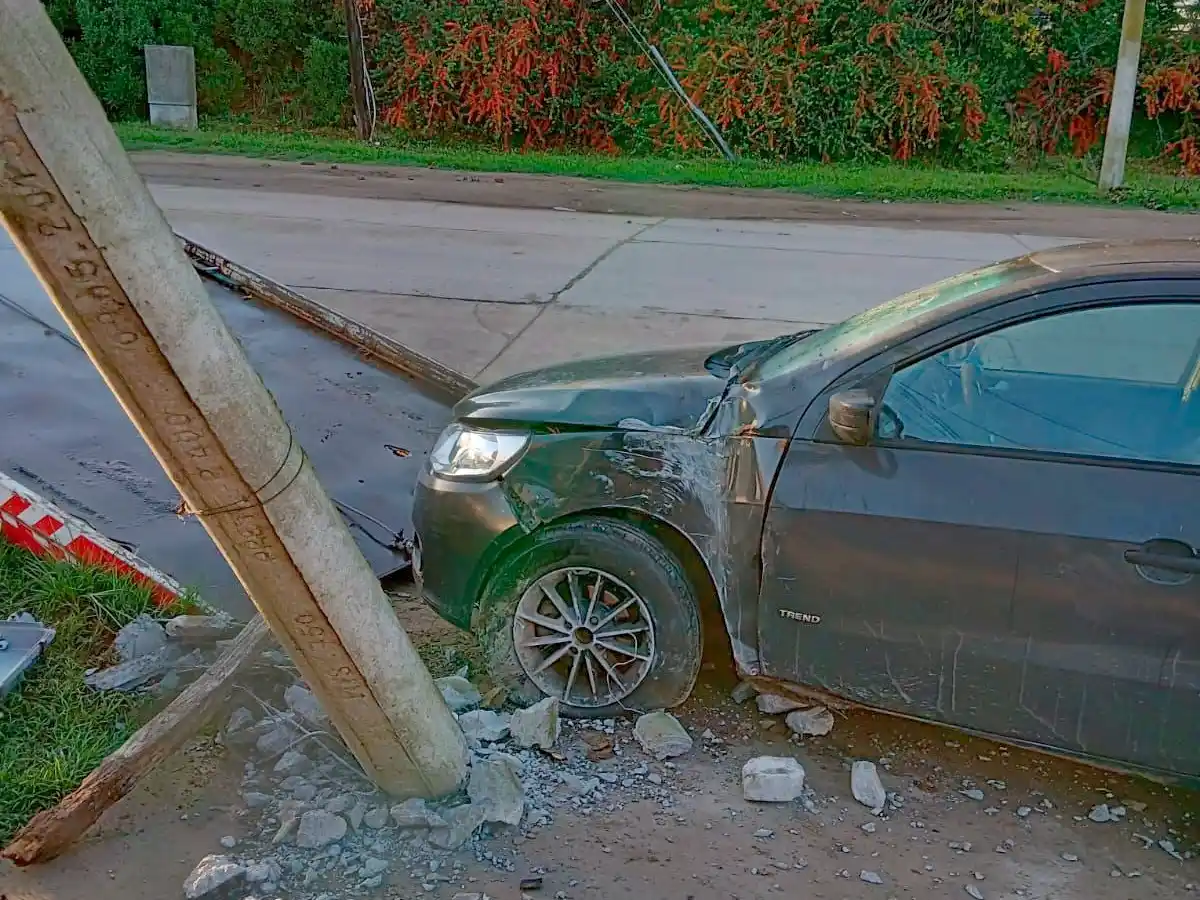 Perdió el control de su auto y terminó incrustado contra una columna