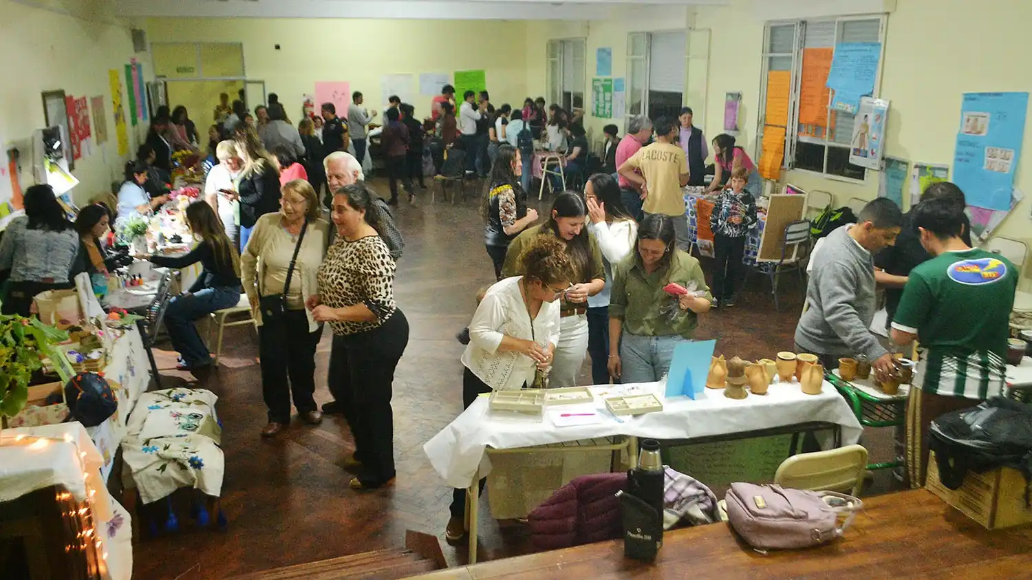 La feria contó con numerosos stands de diversos rubros.