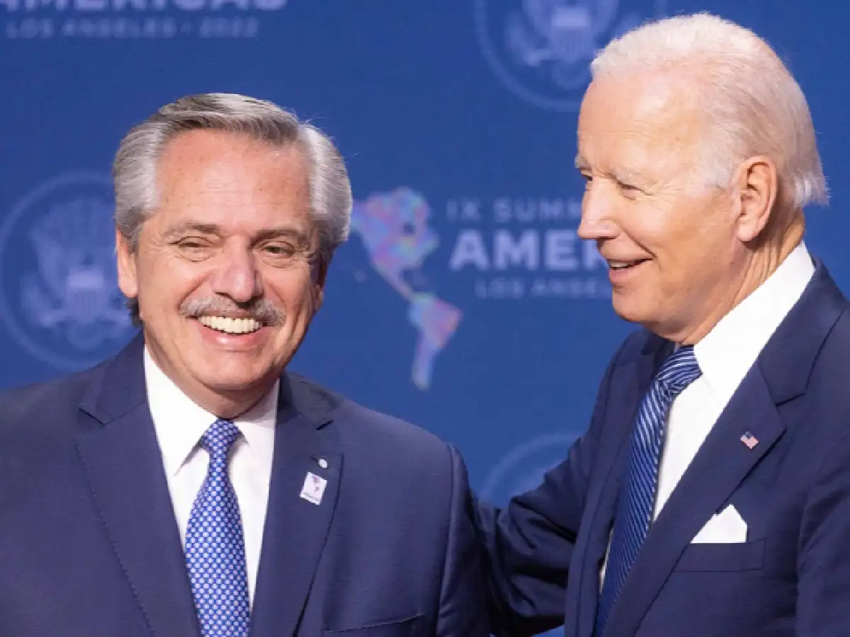 Fernández y Biden se dieron un cálido saludo en la recepción de la cumbre