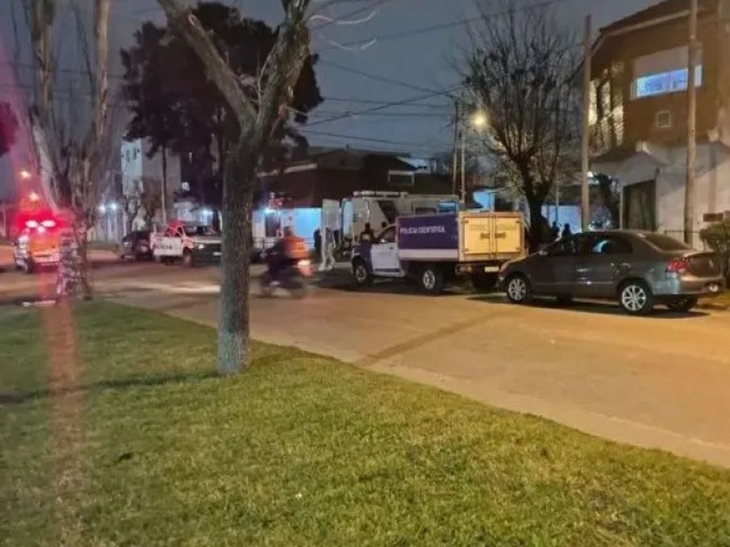 Mar del Plata: un motociclista murió degollado tras engancharse con un cable cruzado en medio de la calle