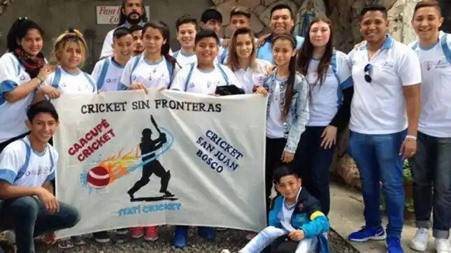 Francisco bendijo a un equipo de deportistas de villas Buenos Aires 