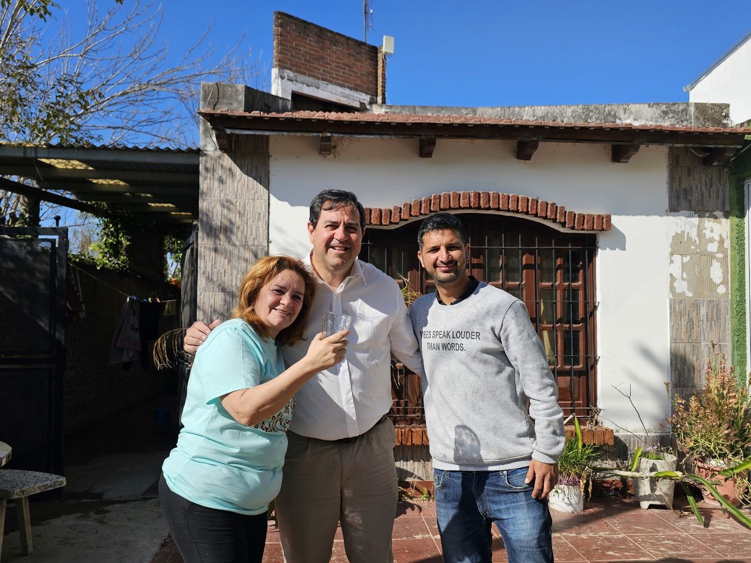 Vallejos visitó a los vecinos que después de mucho tiempo pudieron conectarse a la red de agua potable