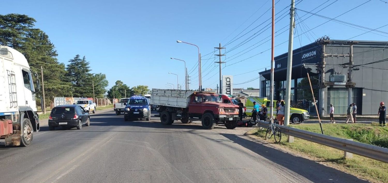 Ruta 8: motociclista hospitalizado tras colisionar con un camión