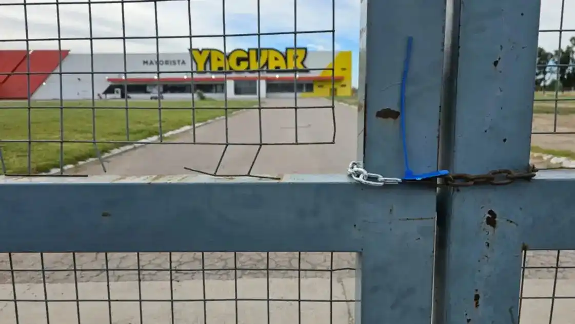 Trabajadores y clientes se encontraron con la sorpresiva decisión.