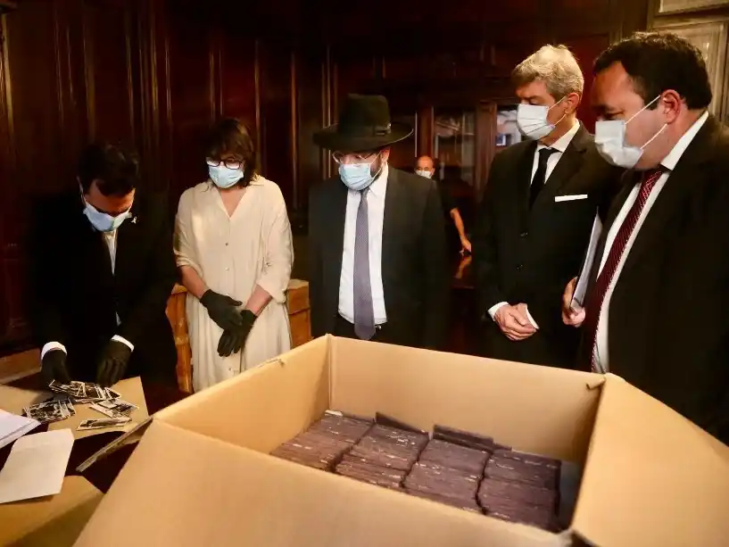 Apertura del material de propaganda nazi encontrado en la Corte Suprema. Foto: Corte Suprema