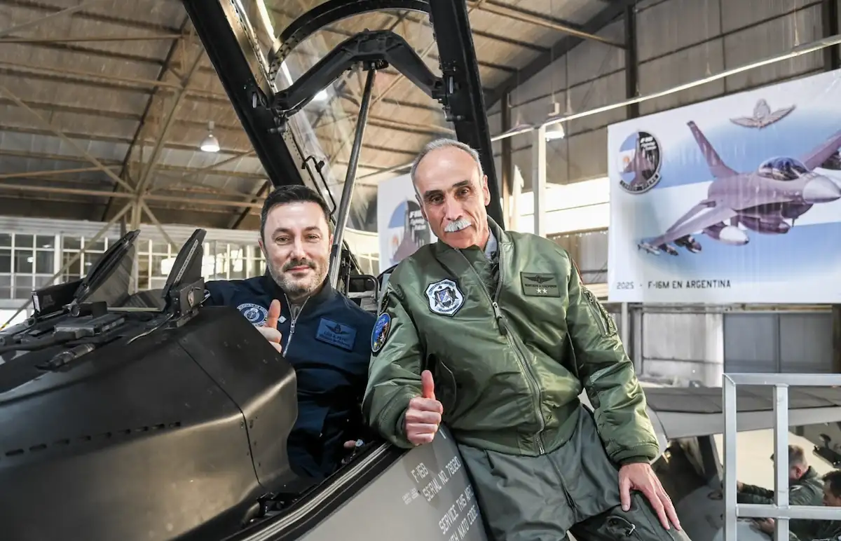 El ministro Petri, de recorrida por la Base Aérea.
