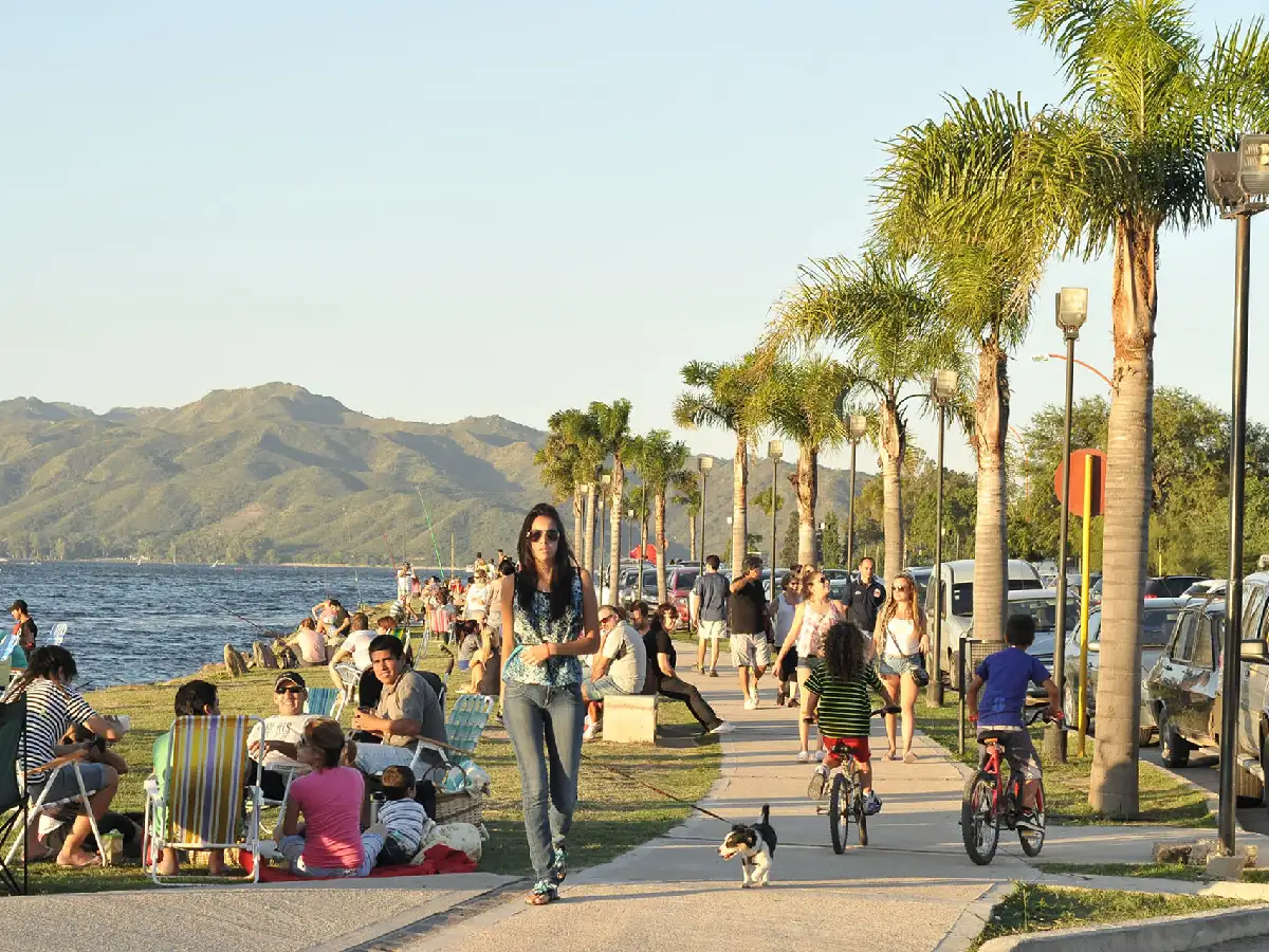 Calculan que un millón de turistas se movilizaron este fin de semana largo en el país  