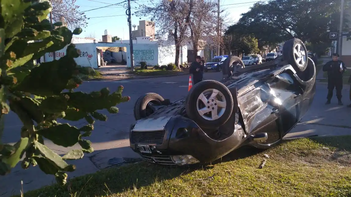 Choque y vuelco en la esquina de 1° de Mayo y Castelli