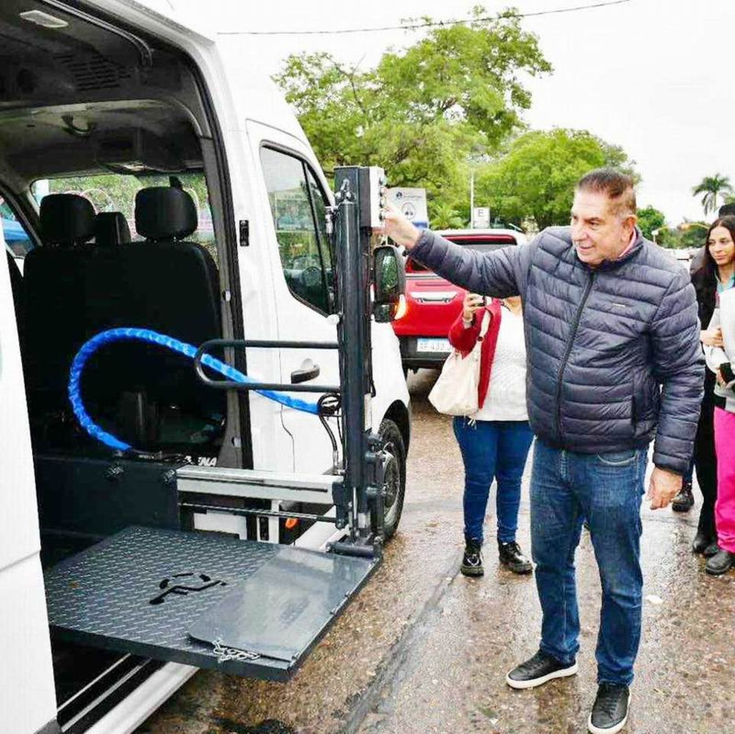 Jofré presentó el castramóvil y la nueva
combi para personas con discapacidad