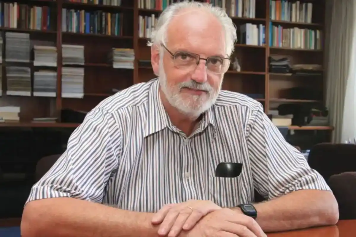 Continuando sobre ese aspecto, remarcó que es necesario mirar las divisas que tiene el BCRA porque “si vos tenes un presidente del Banco Central que sigue comprando reservas, el tipo te va a mirar como diciendo, ¿qué apuro tengo para hacer algo a nivel cambiario?”.