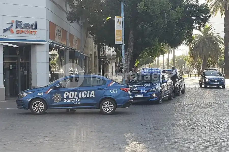 Amplio despliegue: demoraron a un “lavacoches” en pleno Boulevard Santa Fe