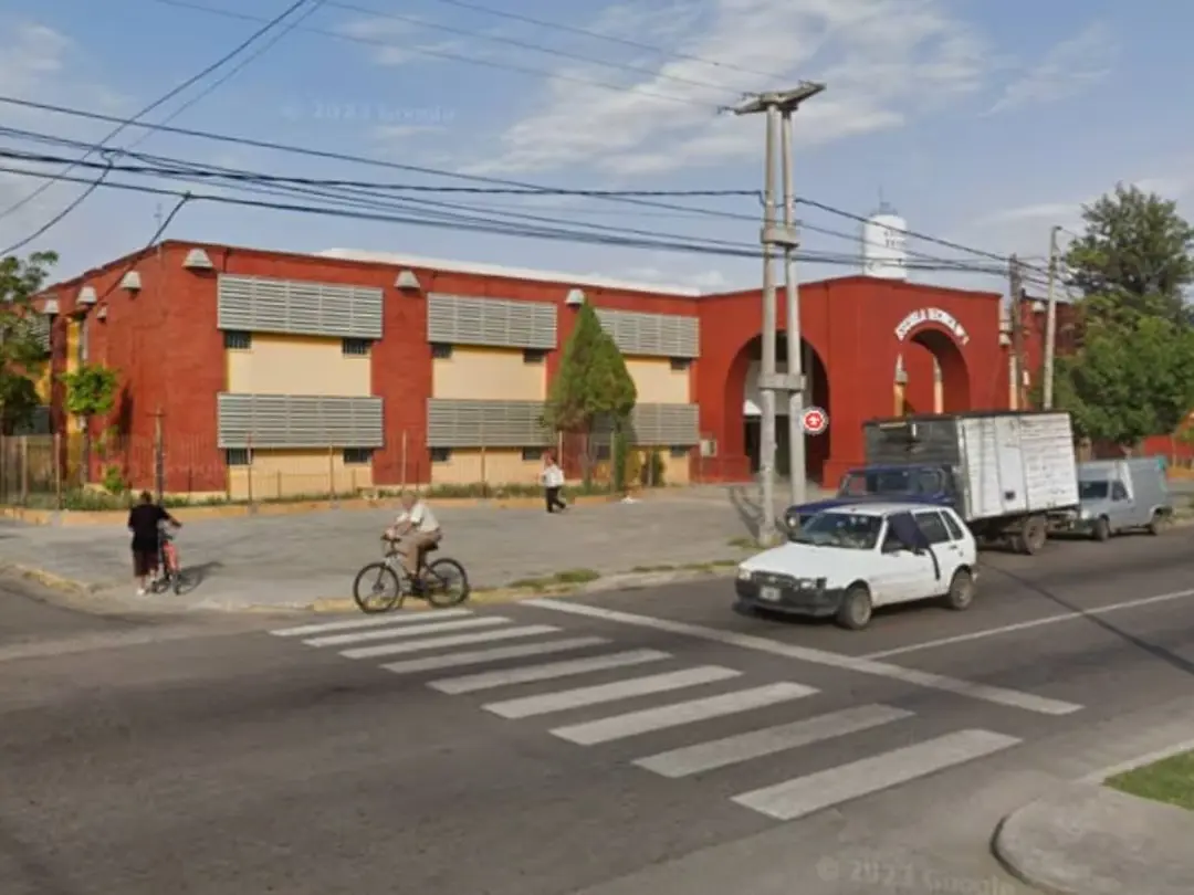 Horror: una mujer arrojó aceite caliente a un perro callejero y quedó grabada en las cámaras de seguridad