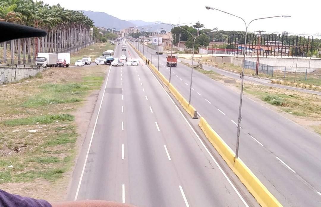 ¡GATILLO ALEGRE! Hombre dispara a autobús repleto de pasajeros porque no lo deja pasar