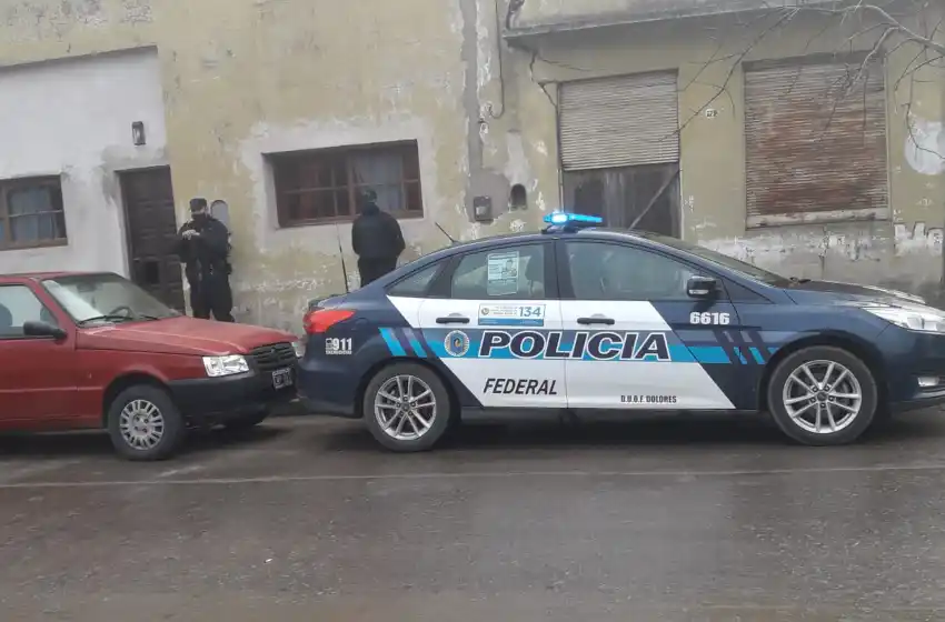 Dos detenidas tras un allanamiento: había estupefacientes, celulares y una importante suma de dinero