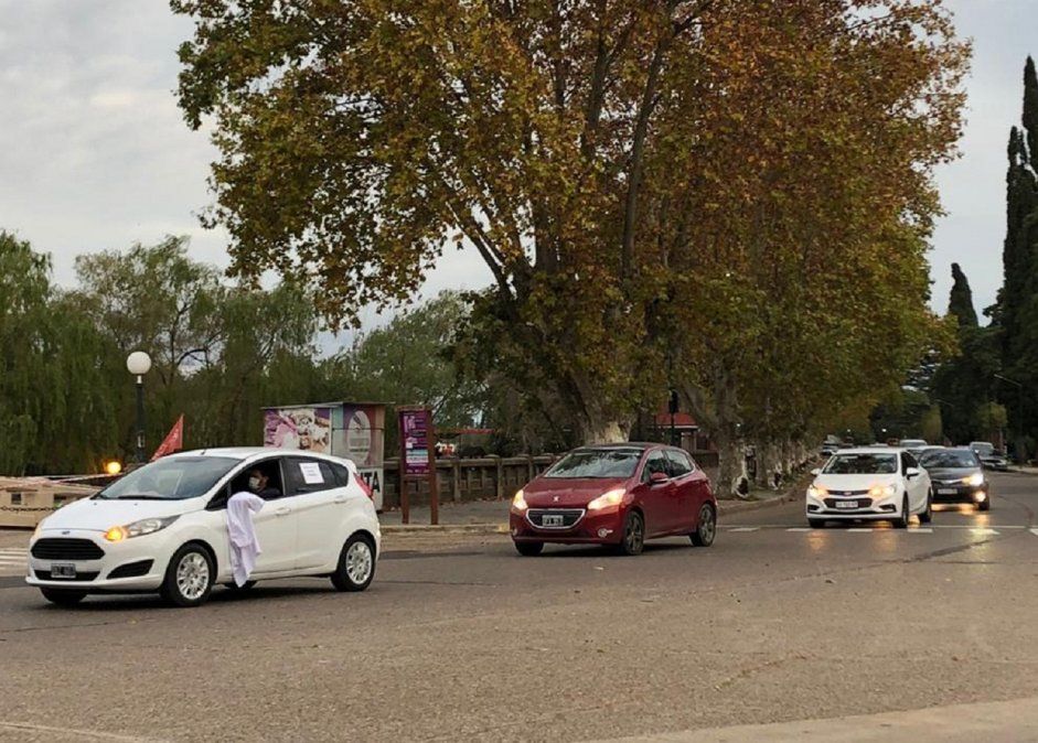 La caravana de autos en la costanera de Gualeguaychú 