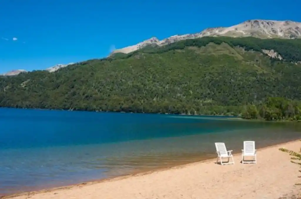 El cuerpo se encontraba a unos 30 minutos de la costa de acceso al lago Falkner.