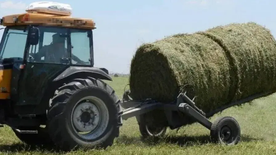 Un tractor con un rollo de pastura, como el que provocó el accidente en Miramar. Imagen ilustrativa.