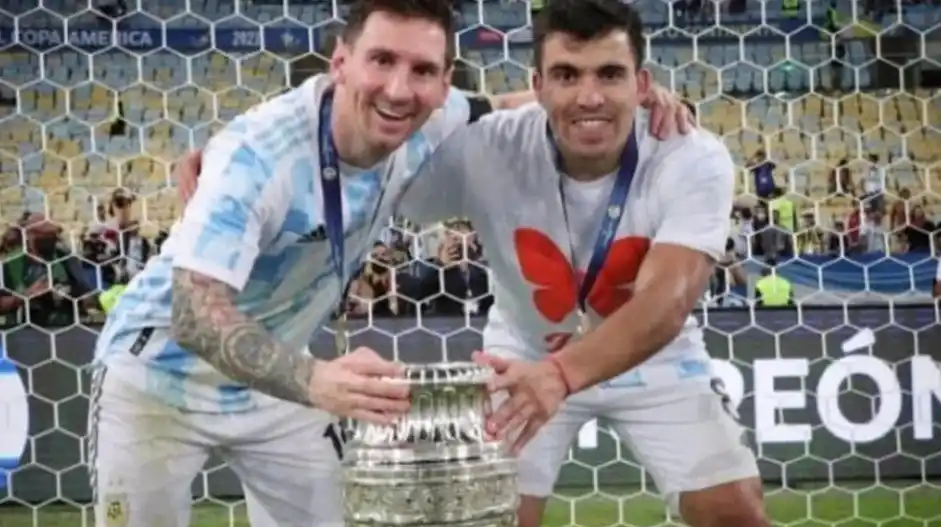 La conmovedora historia de la remera del "Huevo" Acuña en los festejos 