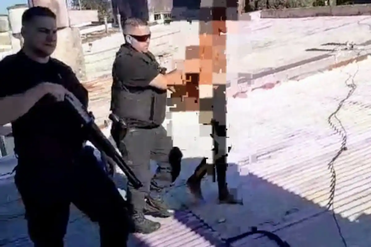 El momento en que los uniformados irrumpen en la vivienda.