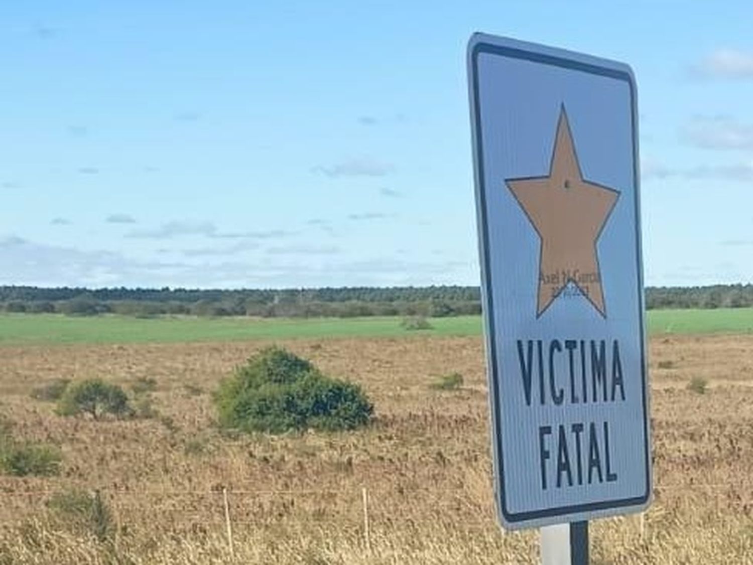 Colocaron una estrella amarilla en homenaje a Axel en el km 234 de la RN14