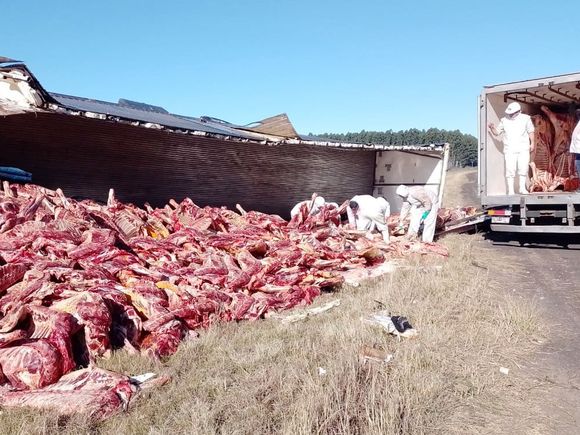 Impactante vuelco: camión frigorífico perdió toneladas de carne