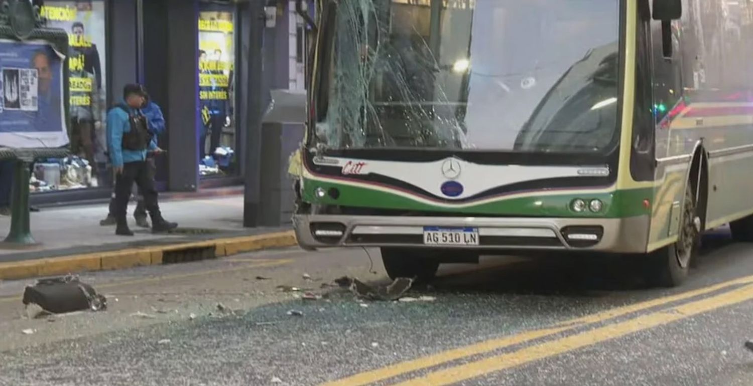 Chocaron dos colectivos en plena Ciudad Autónoma de Buenos Aires: 14 pasajeros heridos