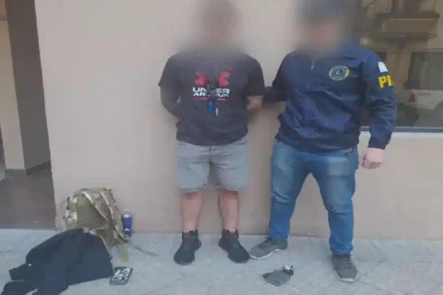 El sospechoso de abastecer fiestas electrónicas detenido en la vía pública en Montevideo y Juan Manuel de Rosas.