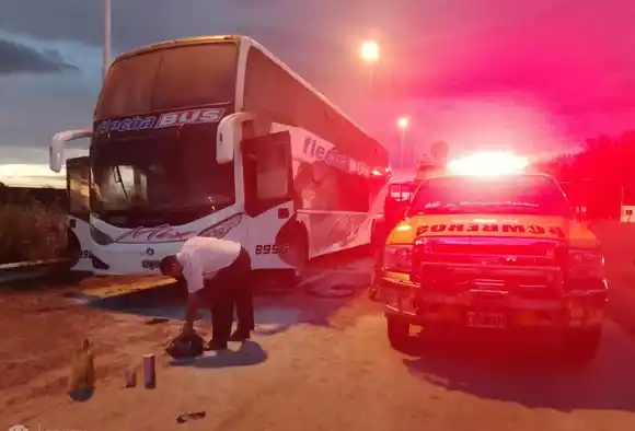 Bomberos Voluntarios combatió el incendio de un micro de larga distancia