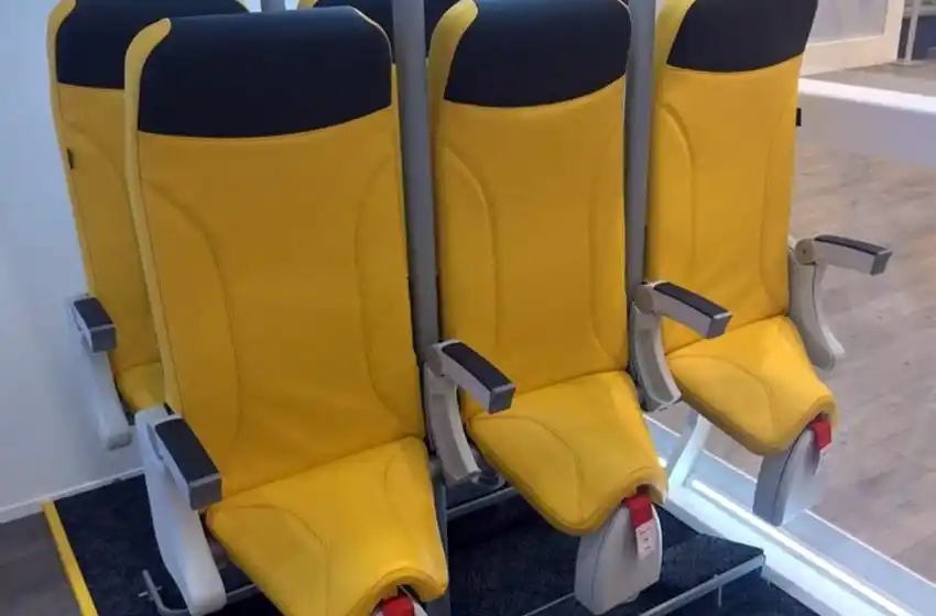 Lo nuevo de las aerolíneas Low Cost: una empresa ofrece viajar casi de pie