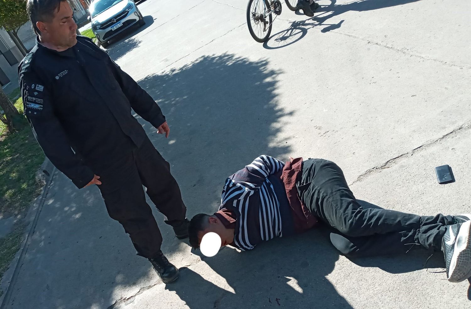 El momento en que llega el agente policial luego de la detención civil.