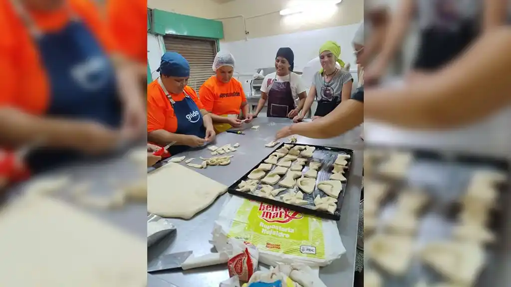 Marta en el curso de panadería en Sabores. “Estoy feliz y muy agradecida con Mujeres Con Oficios”, afirmó