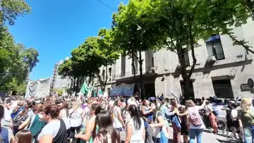 Masiva marcha docente en Mar del Plata tras los incidentes en la Escuela 21: "Estamos muy solos", lamentó una maestra