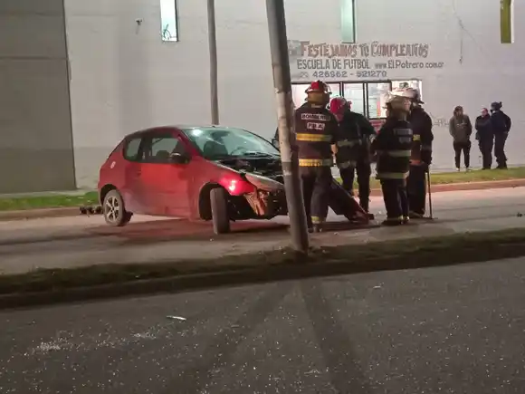 Chocó contra una columna de luz en avenida 75