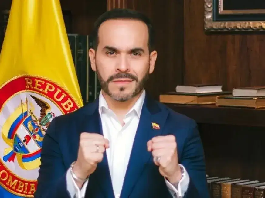 El bogotano Abelardo de la Espriella parece ponerse en guardia para esperar lo que se le viene, una segunda vuelta seguramente muy reñida contra el oficialista Iván Cepeda, el candidato del presidente Gustavo Petro.