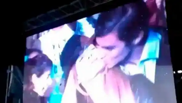 La Macedo y Urtubey, a los besos en el recital de Ricky Martin