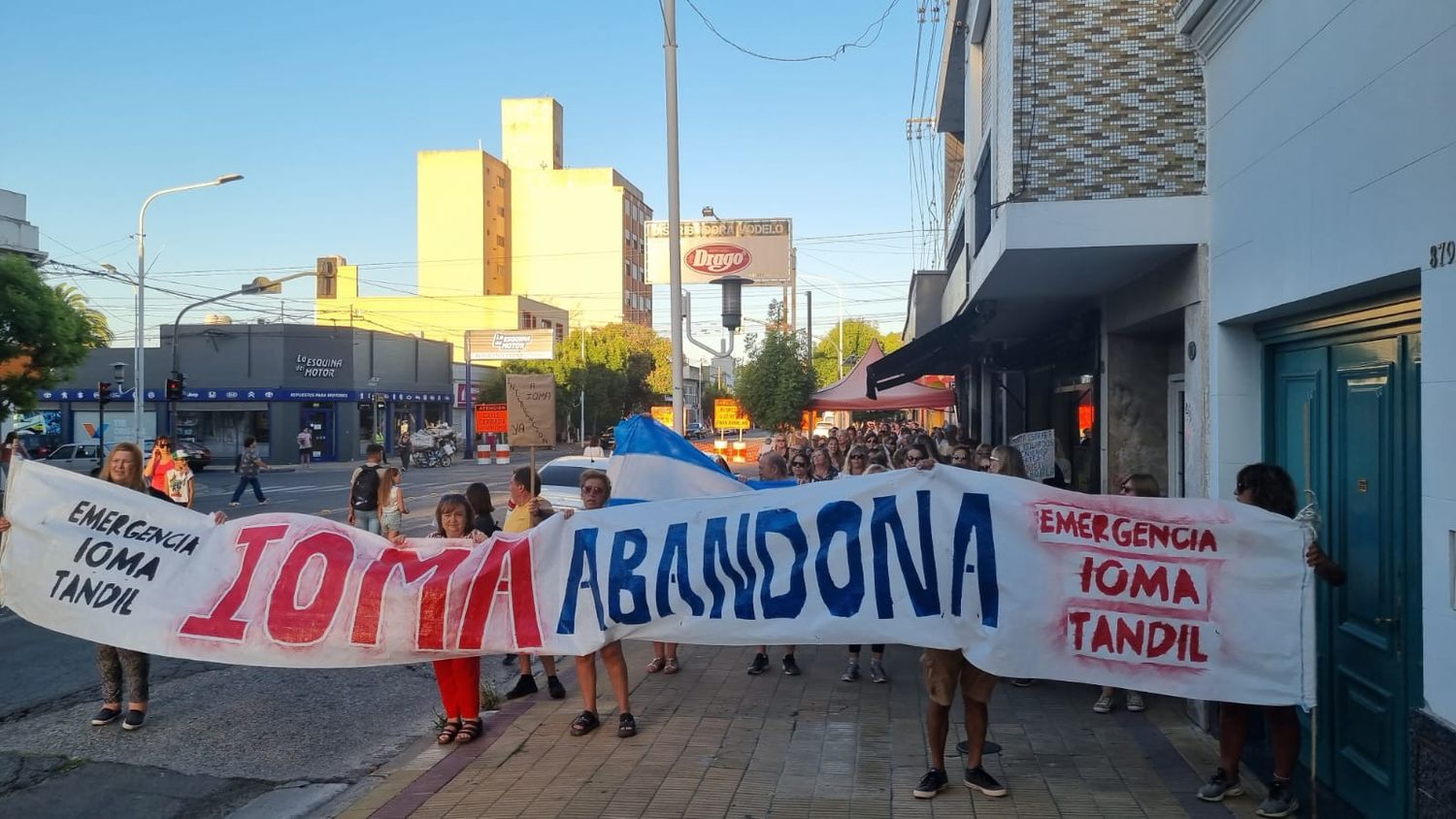 Los autoconvocados se desplazaron detrás de una bandera con la frase “IOMA abandona”, mientras efectivos policiales cortaron el tránsito a medida que avanzaban.