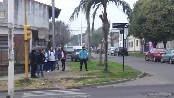 Docentes de Paraná realizaron asambleas en las veredas 