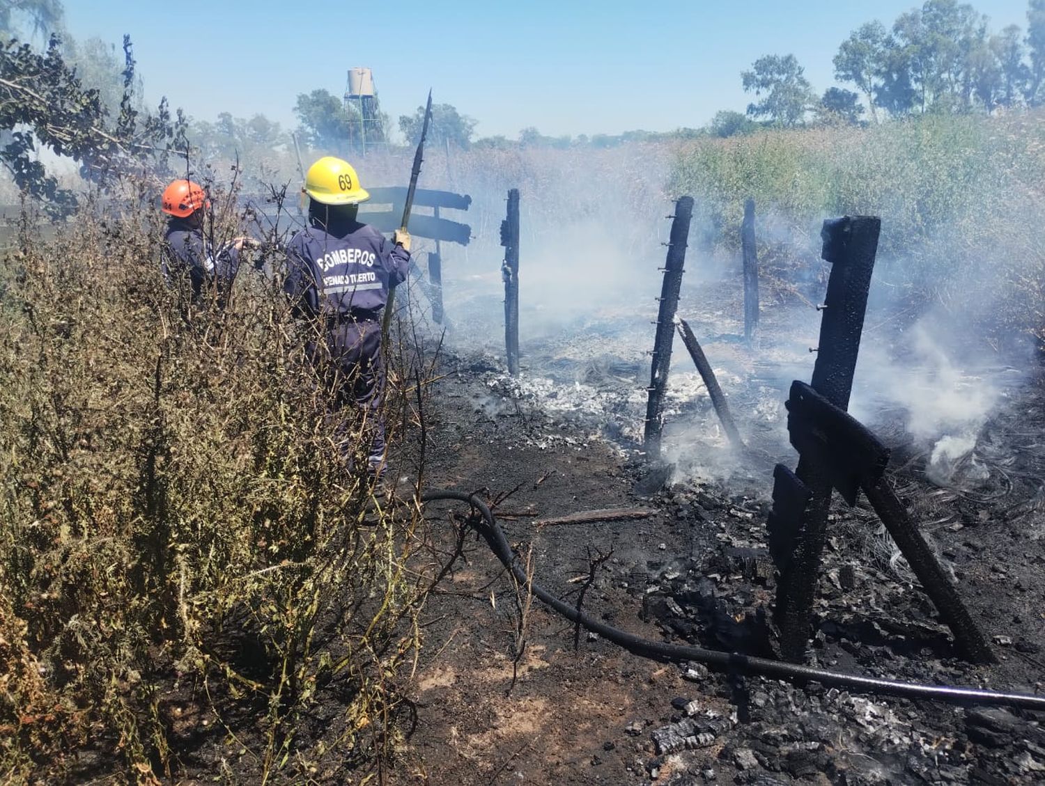 Bomberos trabajaron intensamente para sofocar las llamas.