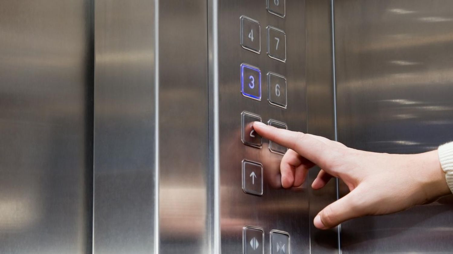 Una persona se quedó atrapada dentro de un ascensor: cómo fue el operativo de rescate