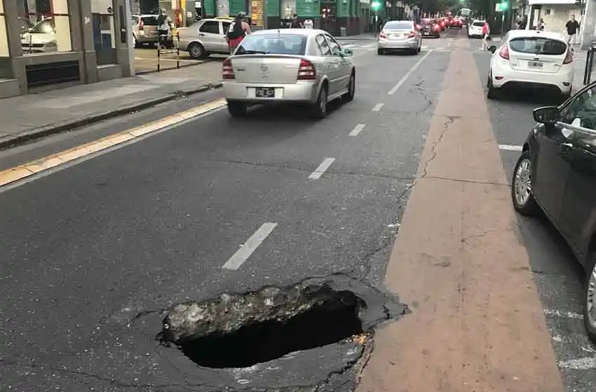 Cedió el pavimento y se hizo un tremendo pozo en el microcentro