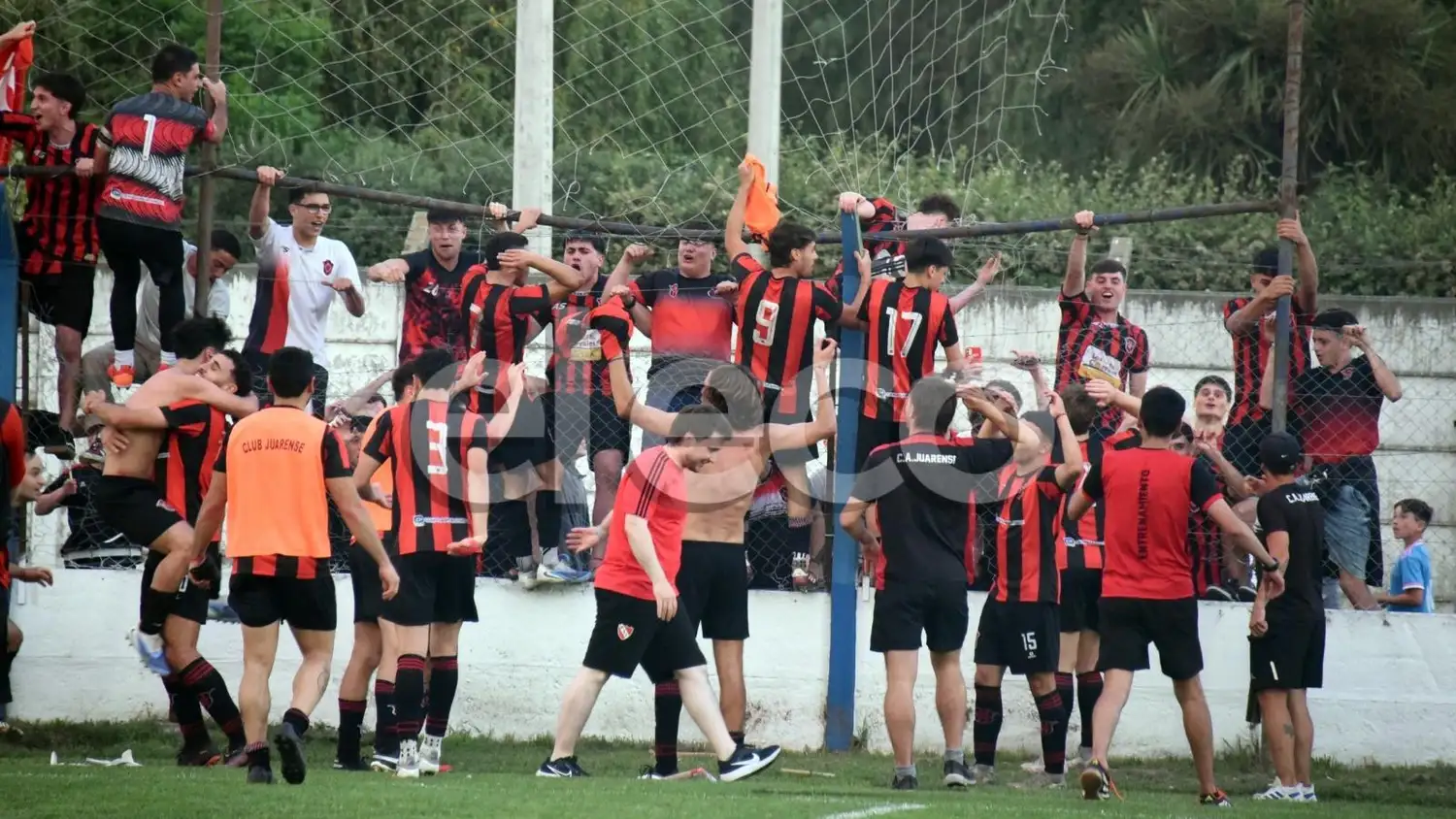 El festejo de jugadores e hinchas de Juarense.