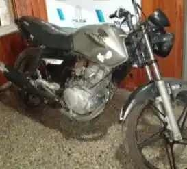 La Honda 110 fue secuestrada en el puesto de control de policía sobre Ruta 9 a la altura de Gobernador Castro. Foto. prensa Policía.