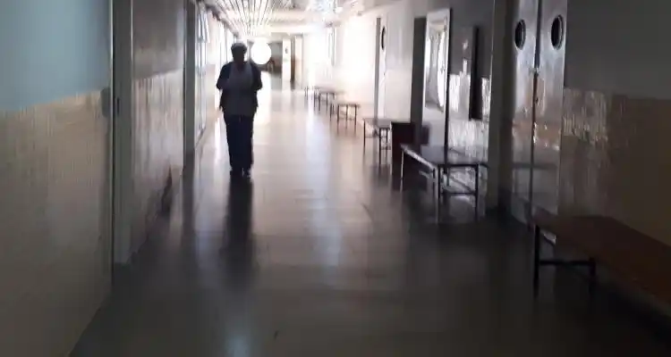 Adolescente apuñalado lucha por su vida: Su mamá asegura que “lo atacaron” y “puede haber más personas involucradas”