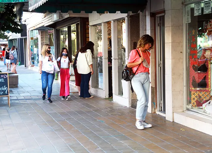 Comerciantes buscan renovar el centro para recuperar la actividad