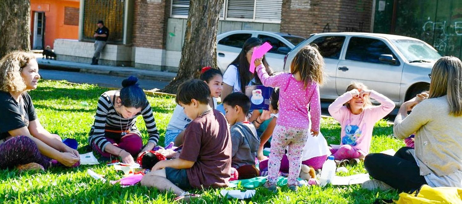 Apoyo escolar, actividades recreativas y acompañamiento profesional para las familias de los centros de evacuados