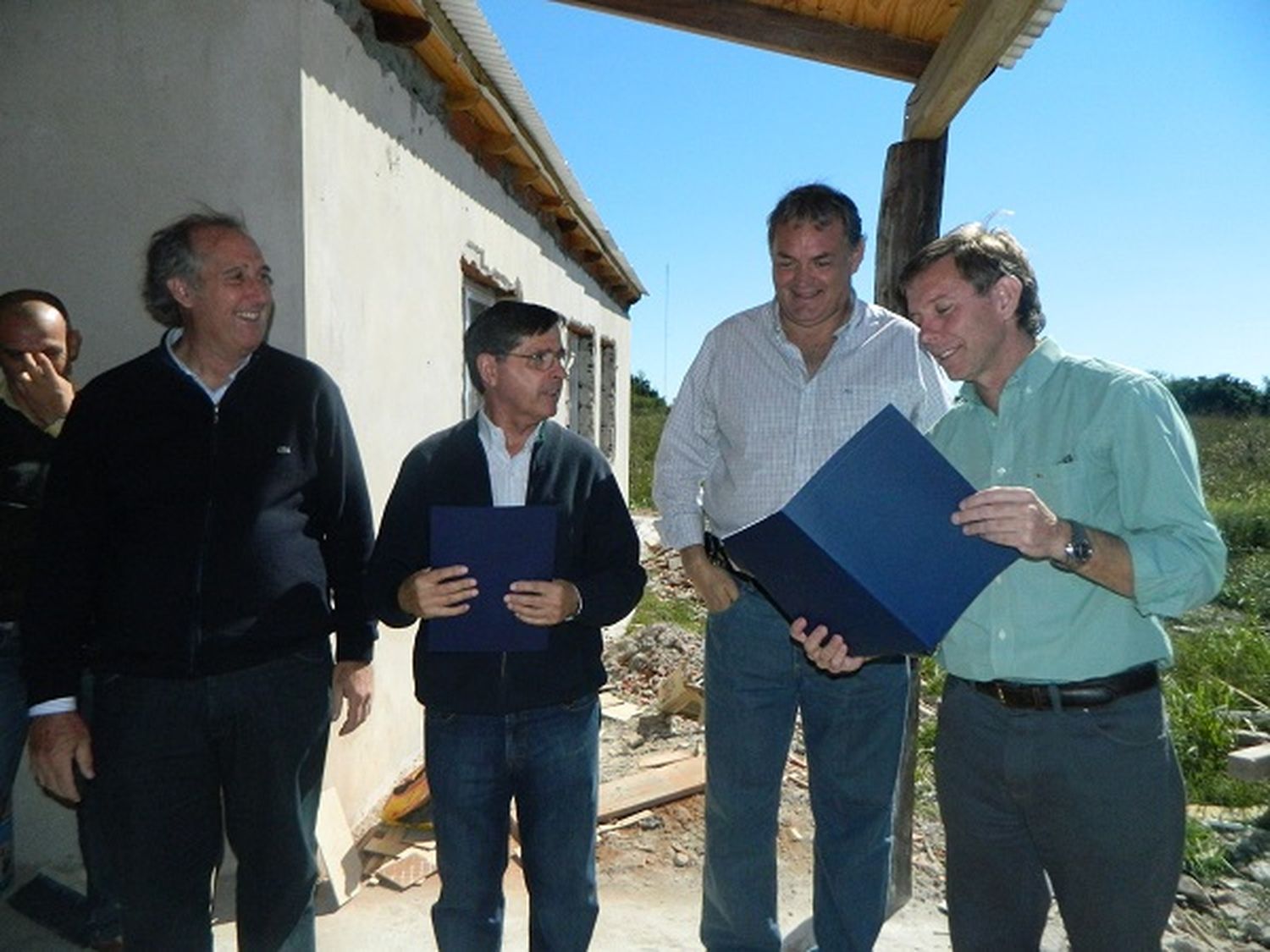 Bahillo y García recorrieron las viviendas de Costa Uruguay Sur
