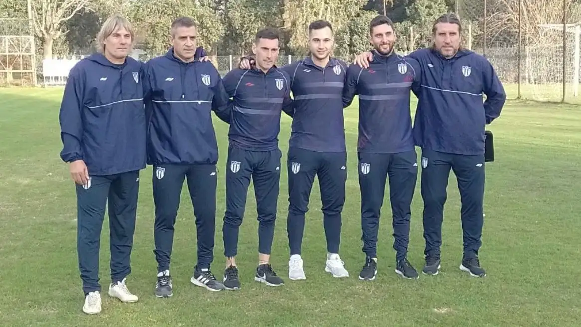 El nuevo cuerpo técnico de Tristán Suarez, con Martens en último lugar.