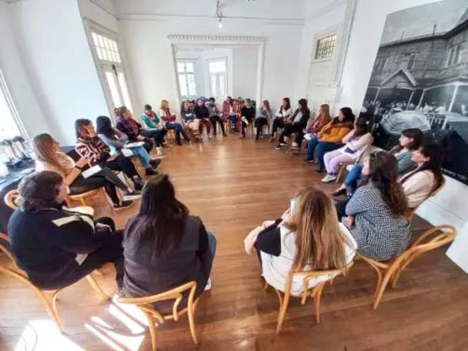 Docentes y educadores de museos en un conversatorio